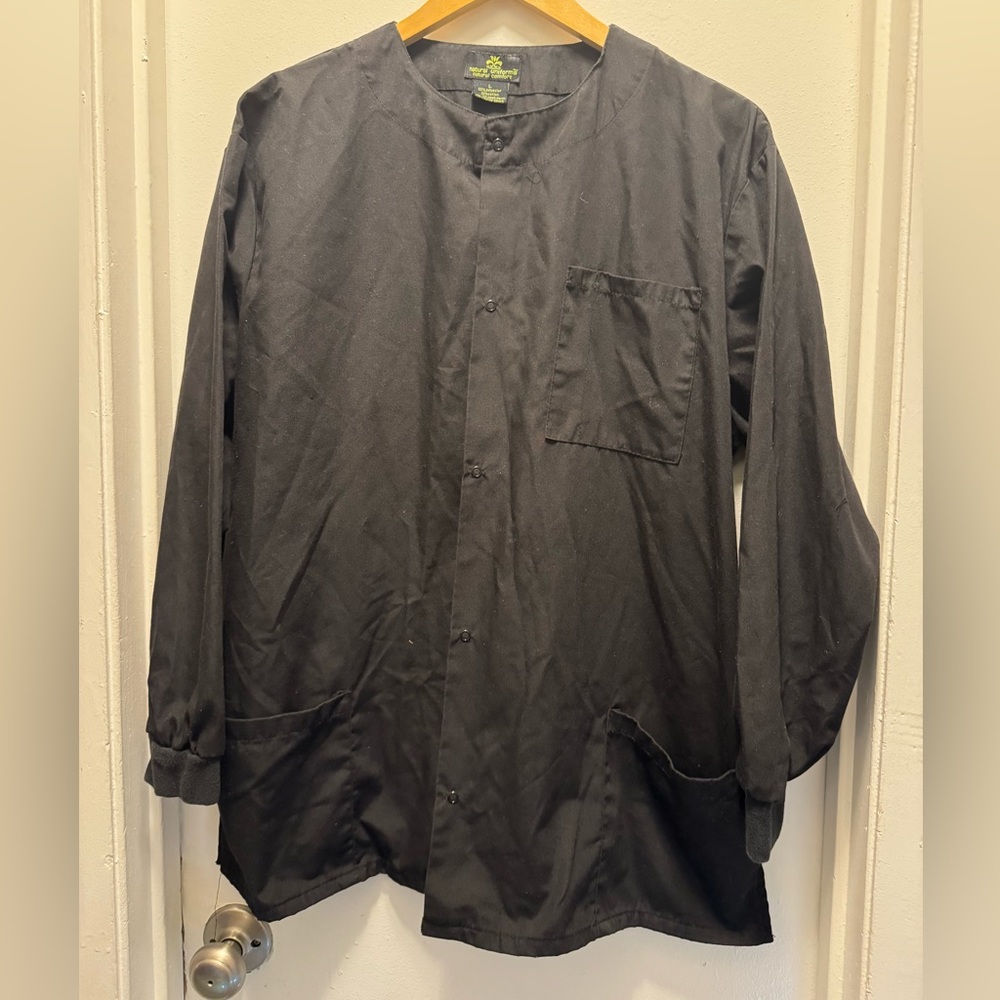 Natural uniforms lab coat size Large. Snap closure. Good cuff elastic.
